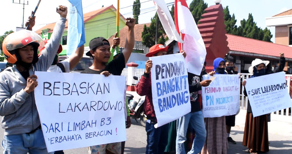 Warga Lakardowo saat berunjuk rasa di depan kantor PN Mojokerto, pada 6 Juni 2020. Foto: A Asnawi