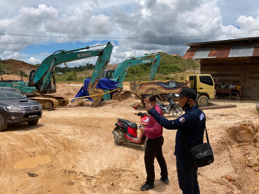 Petugas menyita alat berat dan menyetop tambang galian C di Hutan Lindung di Kota Sorong. Foto: Balai Penegakan Hukum WIlayah Papua-Maluku, KLHK
