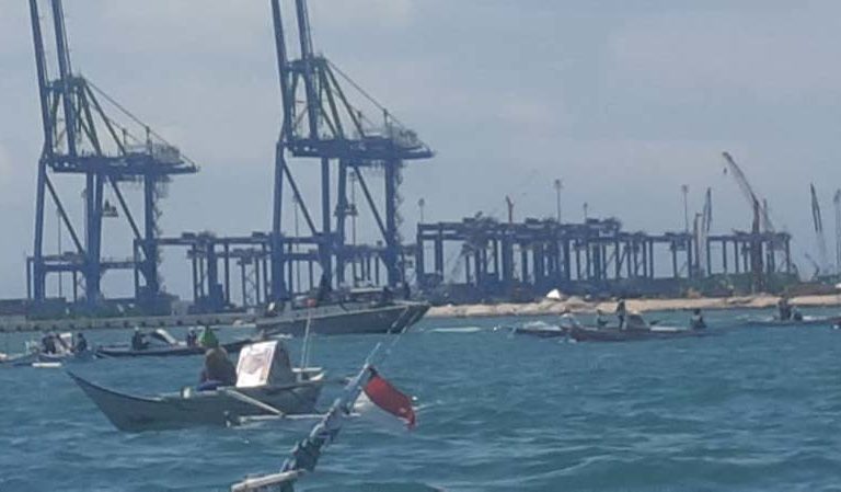 Aksi nelayan Pulau Kodingareng Makassar mendatangi lokasi pembangunan Makassar Newport (MNP) yang menjadi ‘biang’ penambangan pasir laut di peraiaran Sangkarrang Makassar. Foto: Walhi Sulsel