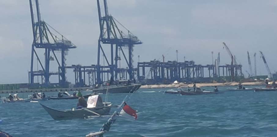 Aksi nelayan Pulau Kodingareng Makassar mendatangi lokasi pembangunan Makassar Newport (MNP) yang menjadi ‘biang’ penambangan pasir laut di peraiaran Sangkarrang Makassar. Foto: Walhi Sulsel