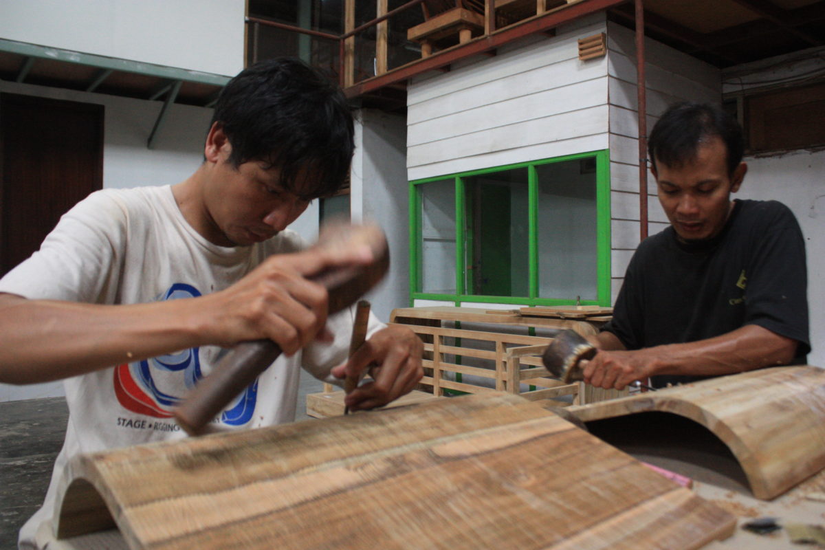 Kayu, di tempat pembuatan kerajinan pun harus memastikan kayu bersertifikat V-Legal. Foto: Nuswantoro/ Mongabay Indonesia