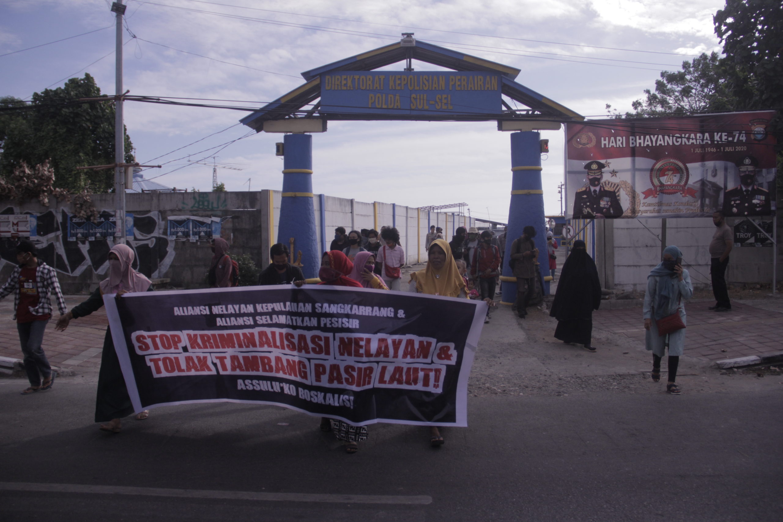 Senin, 3 Agustus 2020, Warga Kodingareng, menggelar aksi di depan kantor Polairud Makassar, menuntut pemeriksaan empat nelayan Kodingareng yang diperiksa, untuk dibebaskan..JPG