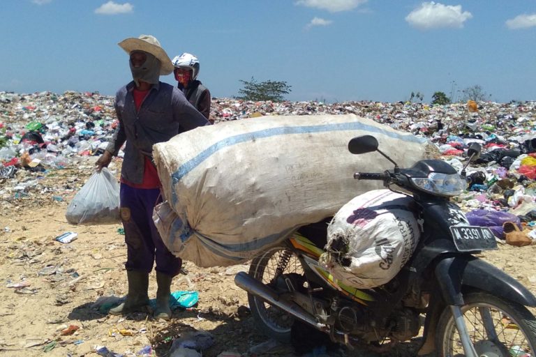 Warga sekitar TPA Angsanah, Pamekasan, Madura, memilah sampah untuk berbagai kepeluan. Sampah organik, sisa makanan, untuk pakan ternak dan sampah macam botol dan plastik mereka jual untuk bahan daur ulang. Foto: Gafur Abdullah/ Mongabay Indonesia