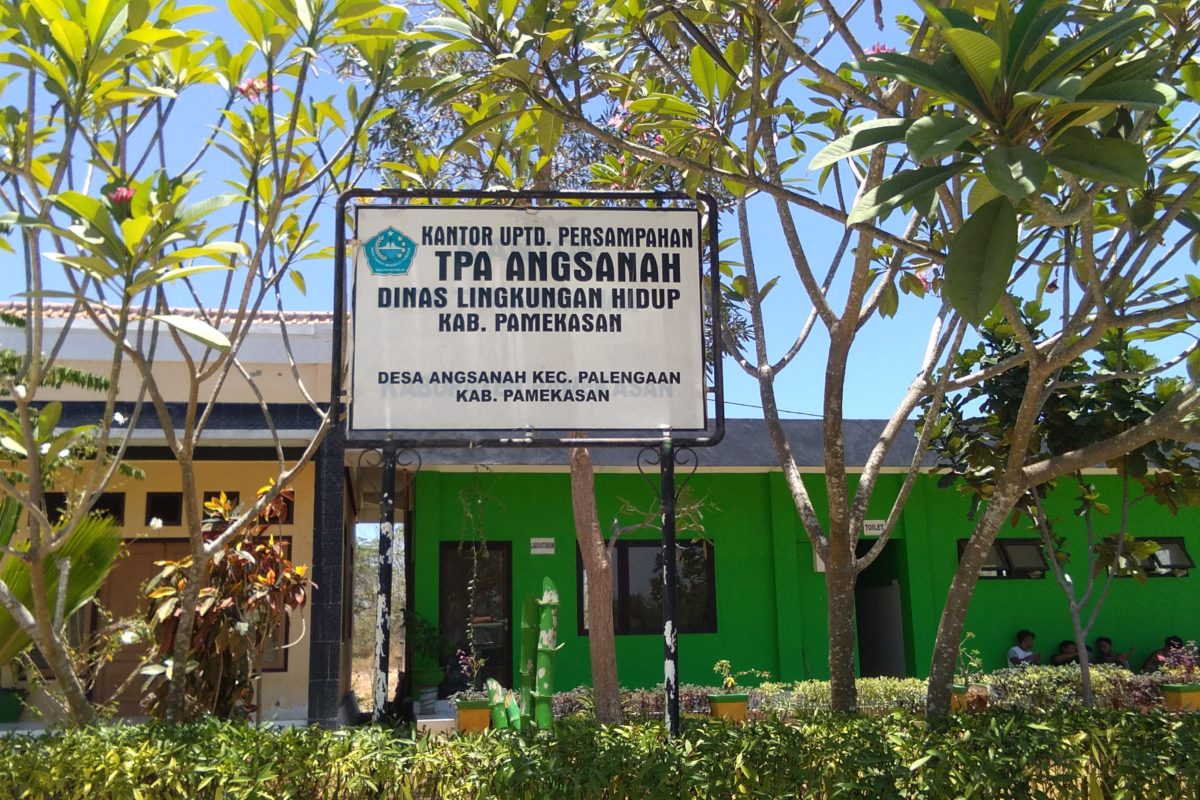 Bagian depan TPA Angsanah. Foto: Gafur Abdullah/ Mongabay Indonesia