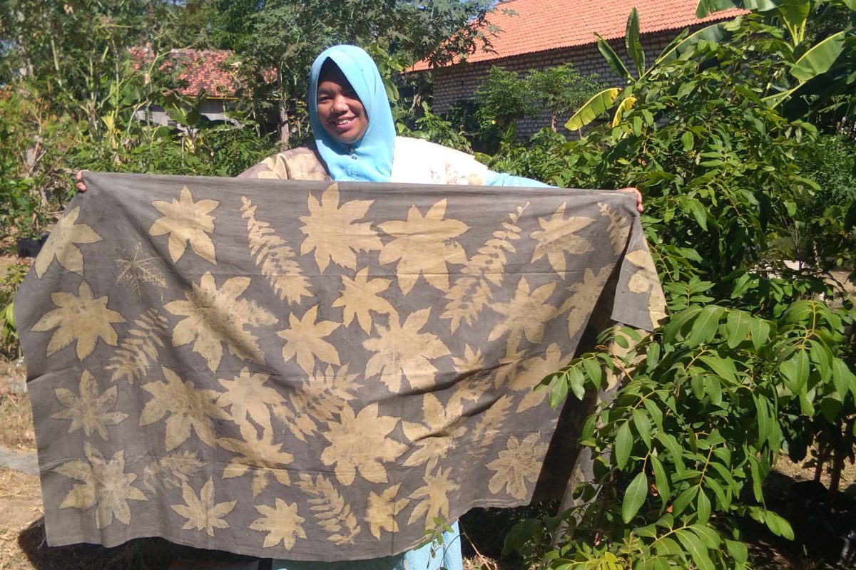 Syamila dengan salah satu kain ecoprint karyanya. FotoL Gafur Abdullah/ Mongabay Indonesia