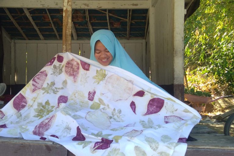 Dedaunan menjadi motif dan pewarna utama kain ecoprint Syamila. Foto: Gafur Abdullah/ Mongabay Indonesia