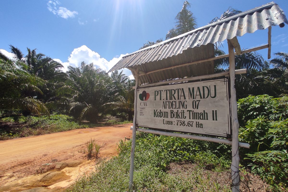 Pintu masuk ke PT Tirta Madu: Foto: Yogi Eka Sahputra /Mongabay Indonesia