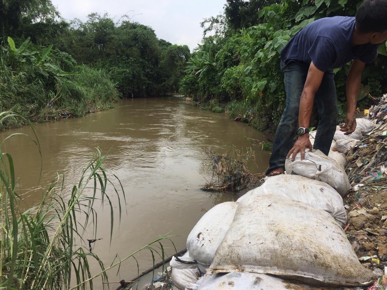 Bersih-bersih Sungai Deli sekaligus pasang karung pasir untuk bantu tahan luapan sungai kala musim hujan. Foto: Barita News Lumbanbatu/ Mongabay Indonesia