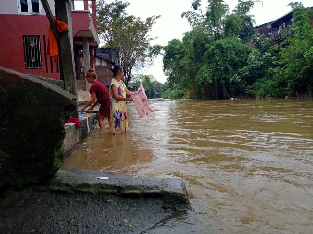 Aktivitas sehari-hari warga di Sungai Deli. Foto: Barita News Lumbanbatu/ Mongabay Indonesia