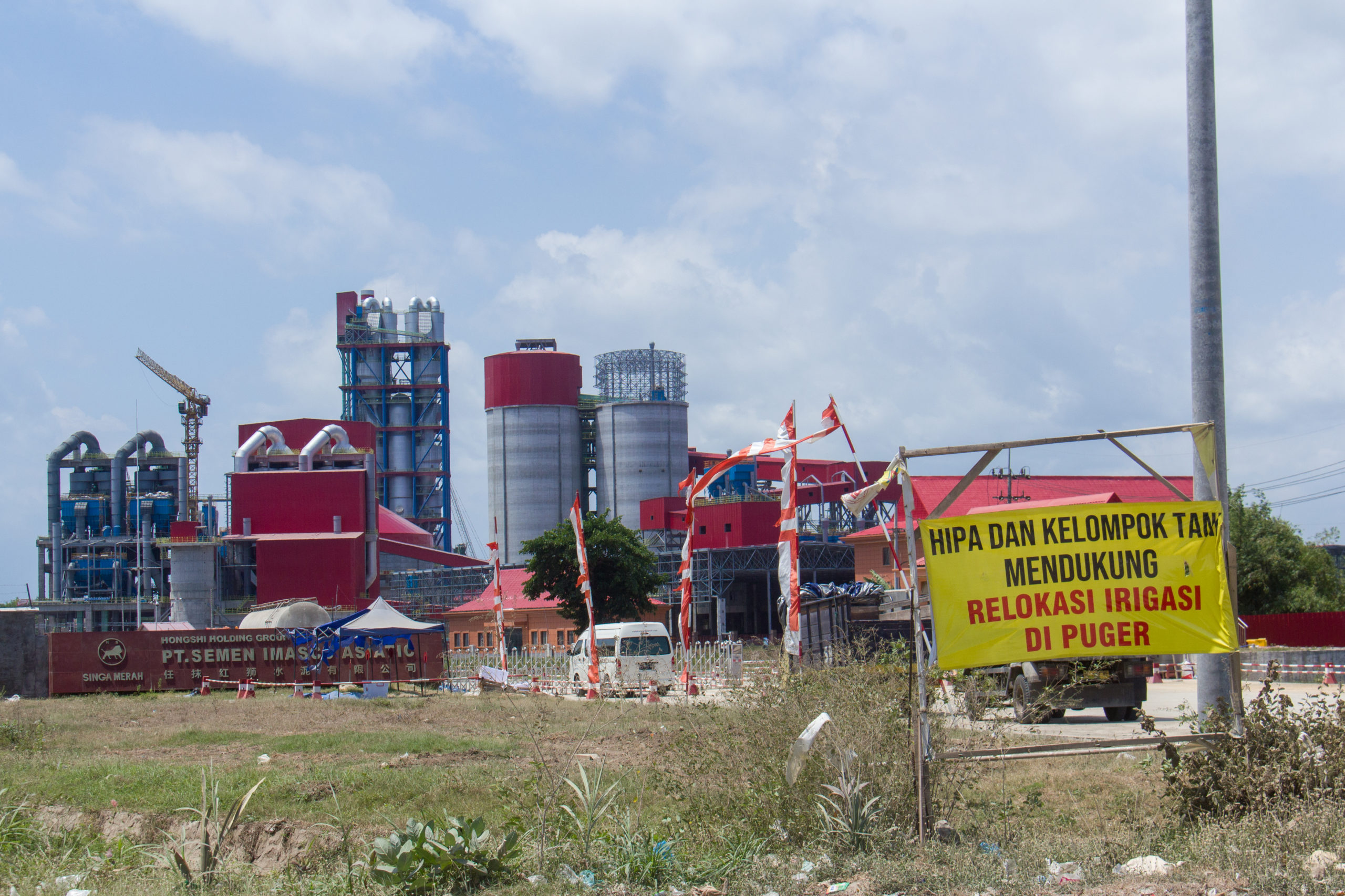 Petani prorelokasi saluran air memasang banner dukungan di areal pabrik semen. Spanduk diambil pada 21 September 2020. Foto: Vj Lie.