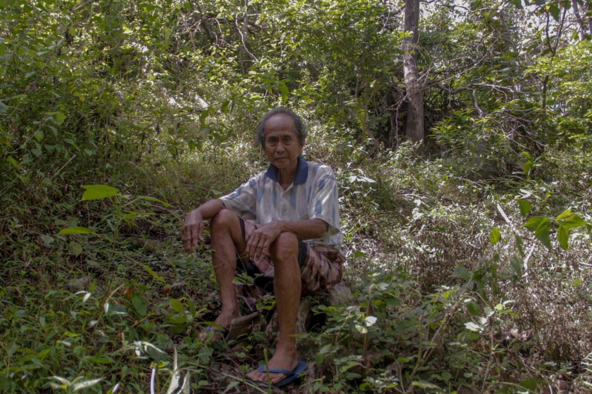 La natu, 75 tahun, yang terjerat hukum perusak hutan saat tebang pohon di kebun yang dia tanam sendiri. Foto: Eko Rusdianto/ Mongabay Indonesia