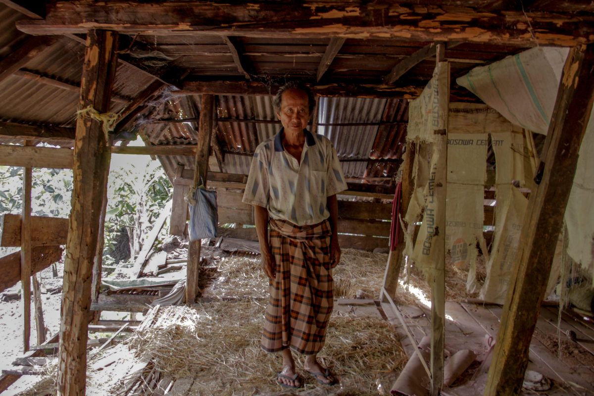 La Natu, warga adat di Soppeng yang sejak lahir sudah di tanah itu tetapi kena vonis penjara karena belakangan kebun terun menurun mereka masuk status hutan lindung. Foto: Eji Rusdianto/ Mongabay Indonesia