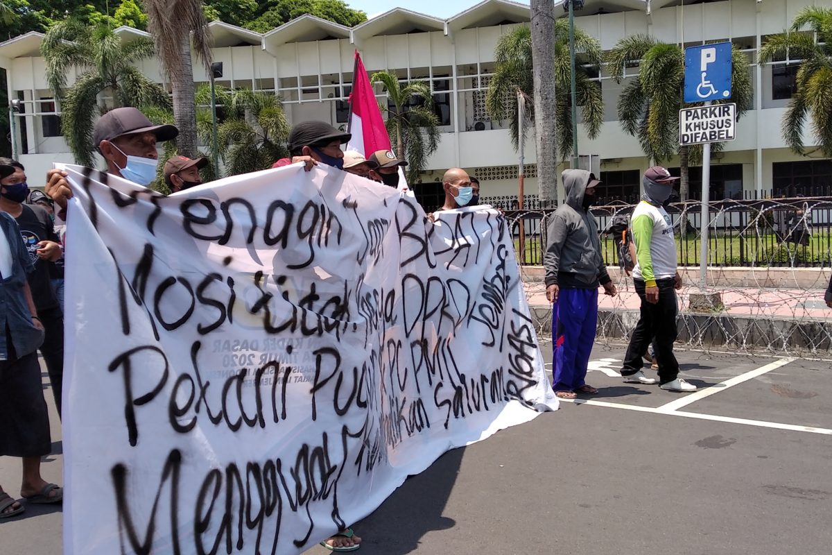 Mahasiswa dan petani aksi di pelataran Pemkab Jember pada 17 September 2020. Mereka menuntut bupati bertindak tegas kepada PT Imasco agar mengembalikan saluran irigasi.Foto: RZ Hakim/ Mongabay Indonesia 