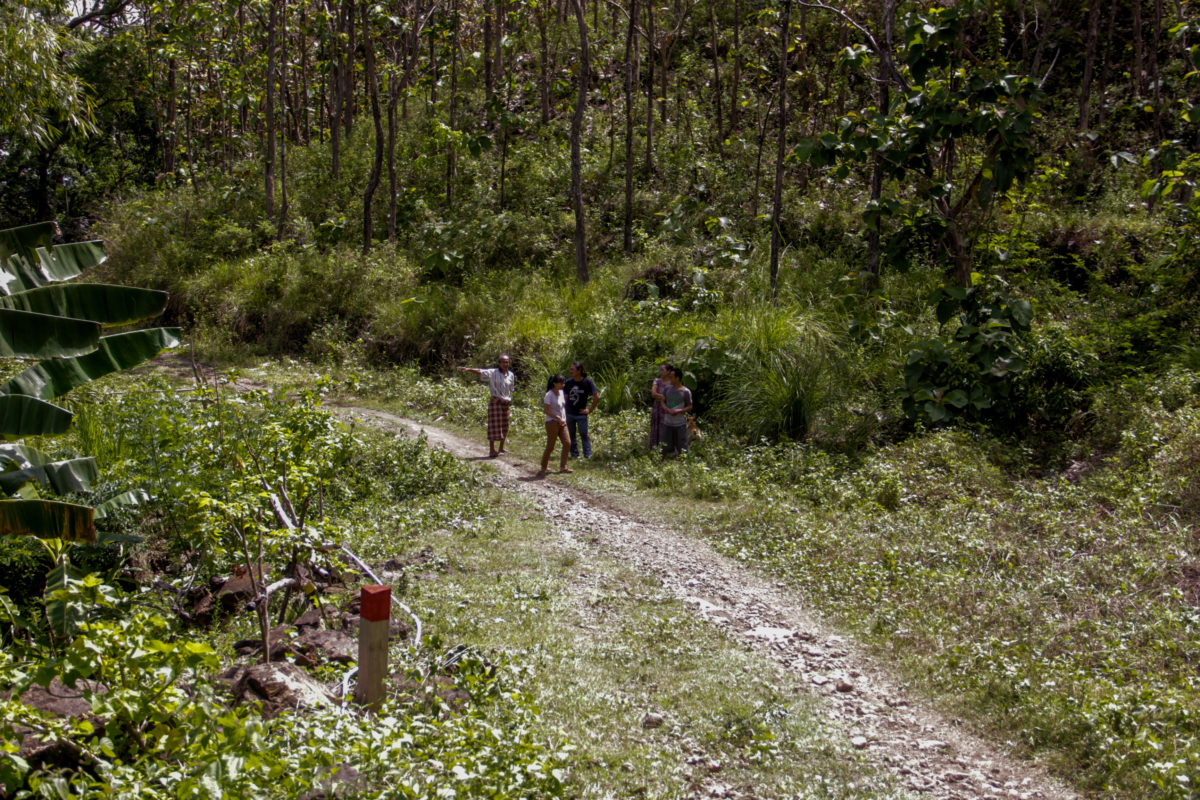 Natu, bersama anaknya menjelaskan bagaimana aturan kehutanan memasuki kebunnya. Nampak patok merah untuk program reboisasi KPH Wallanae bersama PT Vale - perusahaan pertambangan Nikel di Luwu Timur. Foto: Eko Rusdianto/ Mongabay Indonesia