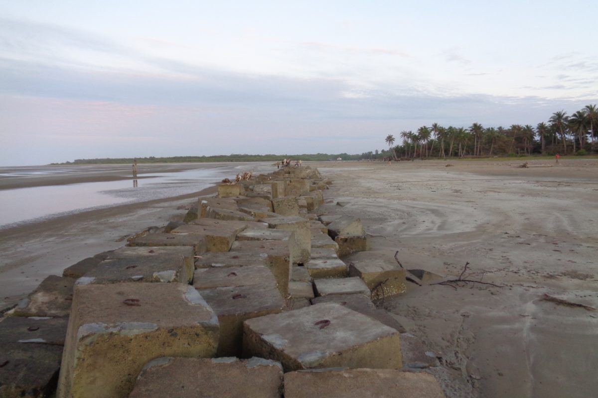 Ribuan batu pemecah ombak di Pasisir Okaba untuk halangi abrasi parah. Foto: Agapitus Batbual/ Mongabay Indonesia