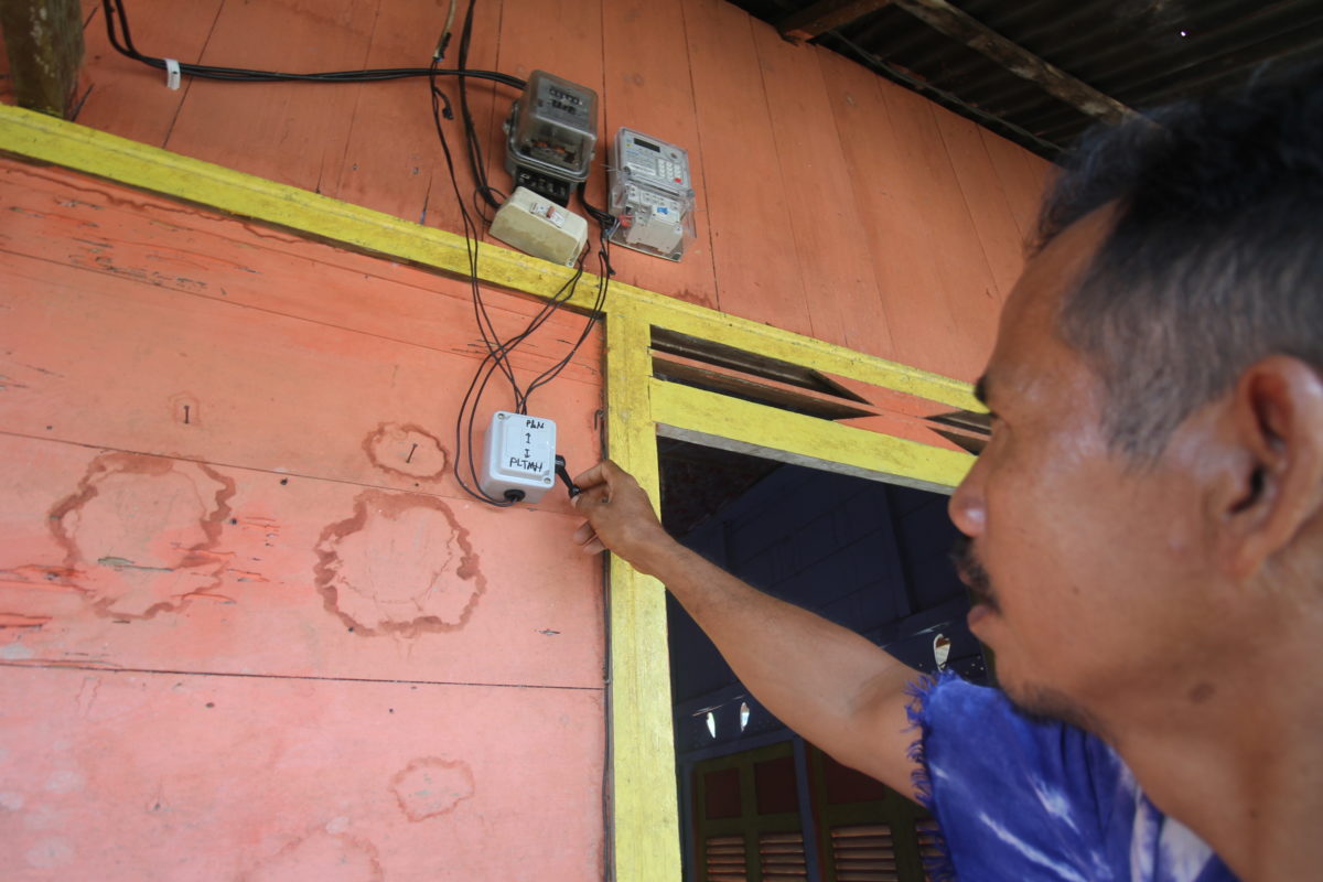 Saklar listrik dari sumber air. Foto: Elviza Diana/ Mongabay Indonesia