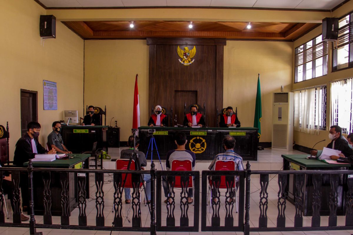 Suasana persidangan La Natu, anak dan iparnya. Foto: Eko Rusdianto/ Mongabay Indonesia