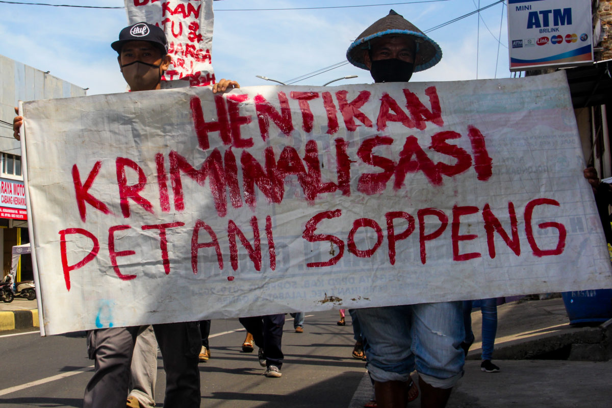 Unjuk rasa petani pada 20 Oktober 2020, untuk mendukung La Natu dkk, di Watansoppeng meminta kepolisian menghentikan kriminalisasi petani. Foto: Eko Rusdianto/ Mongabay Indonesia