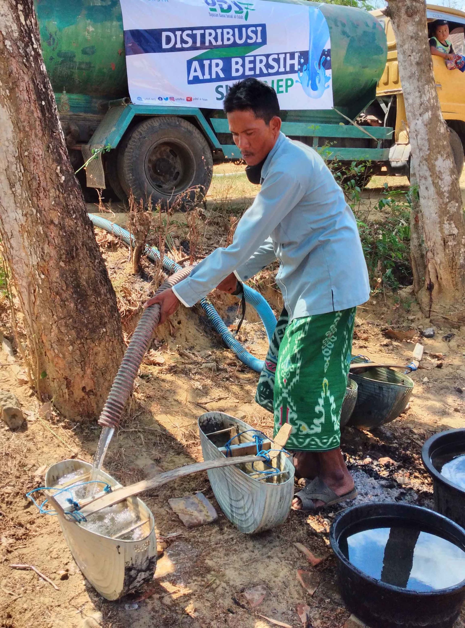 Bantuan droppimh air di Desa Montorna. Foto: Moh. Tamimi/Mongabay Indonesia