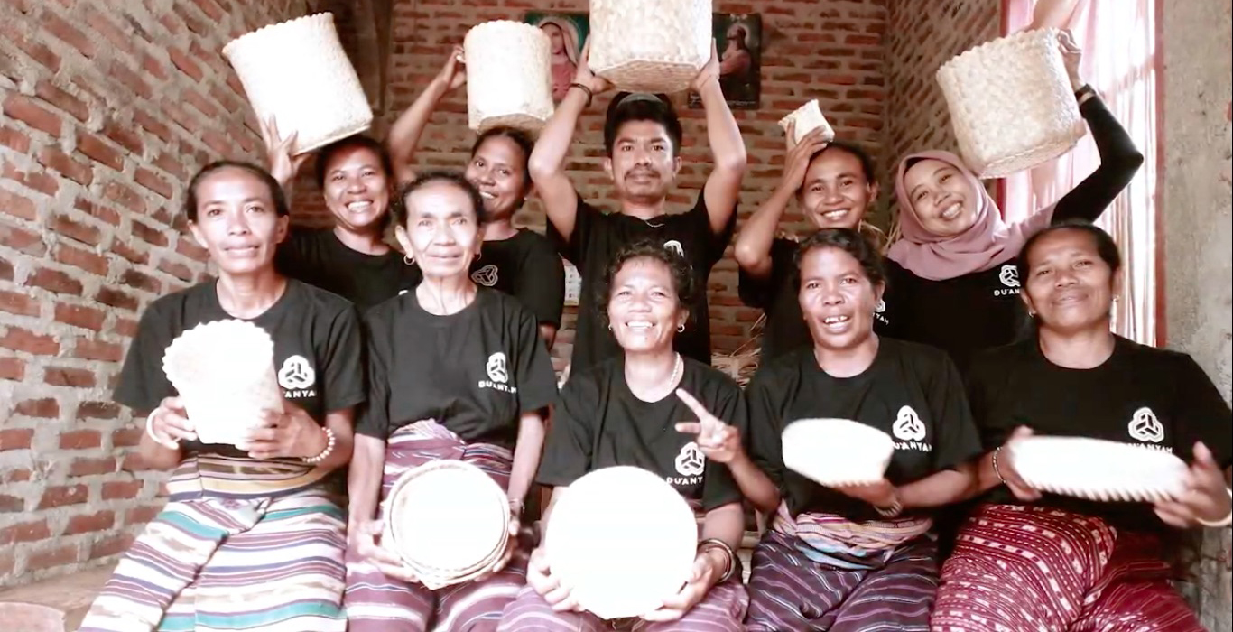 Produk-produk anyaman dan para perajin di Flores. Foto: Du Anyam/Yayasan Kehati