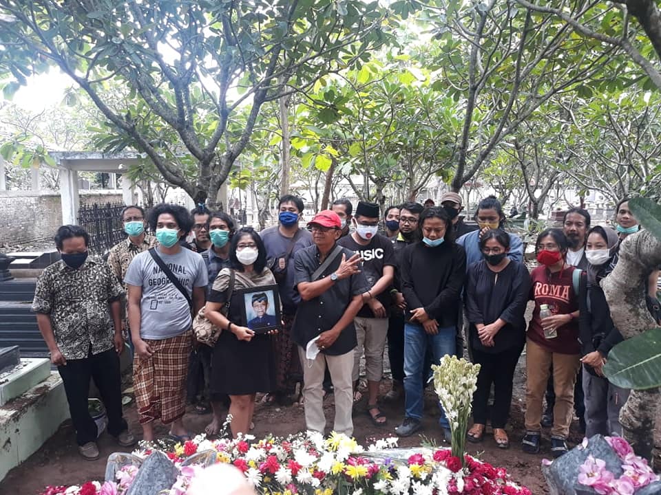 Sanak keluarga, rekan dan pegiat gerakan agraria mengantarkan Gunawan Wiradi ke peristirahatan terakhir. FotoL KPA