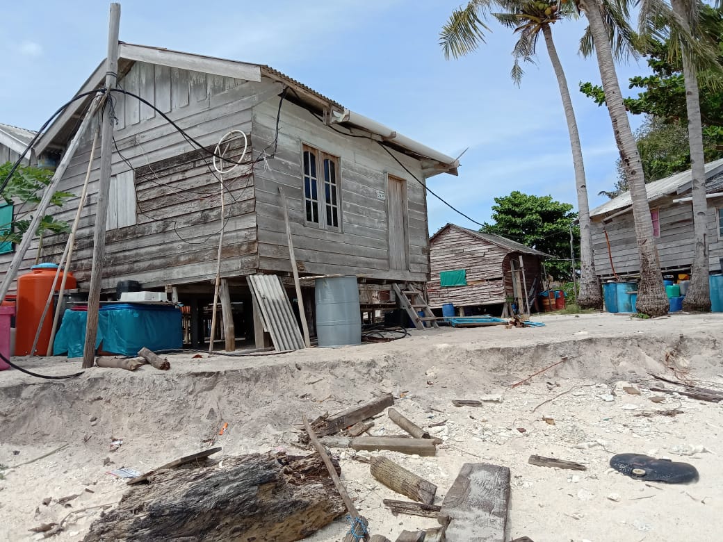 Penampakan beberapa rumah waga yang roboh diterjang ombak besar di musim angin utara. Goto: Yayasan Kajang