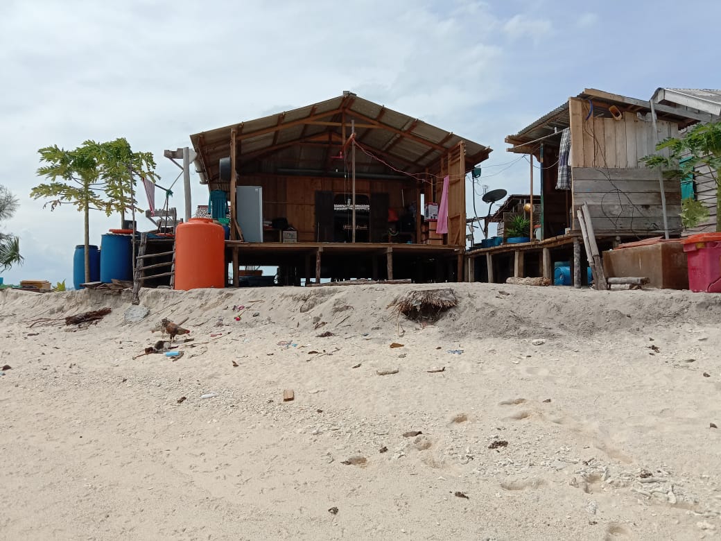 Pantai makin mendekati rumah warga di Pulau Mensemut. Beberapa rumah sudah roboh kena terjang ombak. Foto: Rusman