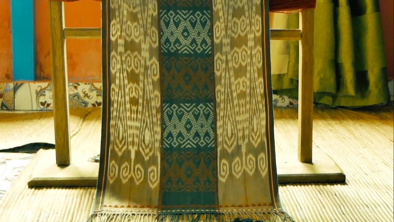 Tenun Iban dengan pewarna alami. Foto: Screenshot video Yayasan Kehati