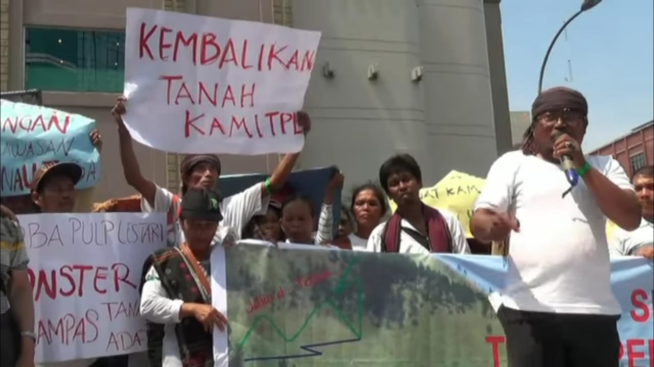 Masyarakat adat Lumban Sitorus menolak tanah adat dikuasai oleh PT Toba Pulp Lestari. Foto: Ayat S Karokaro/ Mongabay Indonesia 