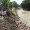 Basuki Hadimuljono, Menteri Pekerjaan Umum dan Perumahan Rakyat, meninjau lokasi banjir karena sungai-sungai di Sumatera Utara meluap. Foto: Ayat S karokaro/ Mongabay Indonesia
