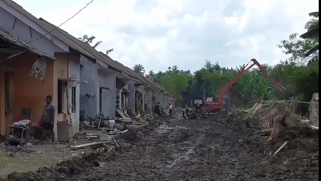 Rumak di Medan rusak kena terjang banjir bandang. Foto: Ayat S Karokaro/ Mongabay Indonesia