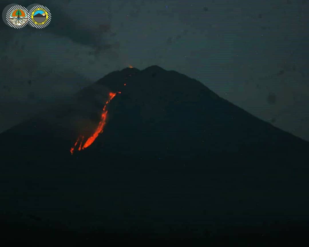  Guguran lava pijar dari kawah Jonggring Saloka, Gunung Semeru. Foto : BBTNBTS