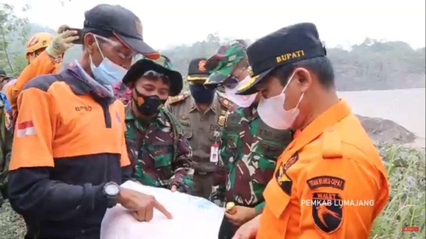 Bupati Lumajang Thoriqul Haq diberi penjelasan kondisi Gunung Semeru oleh petugas PVMBG. Foto : Tangkapan layar Yputube Kabupaten Lumajang)