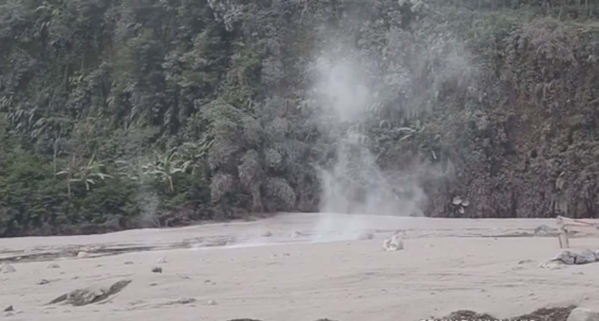 Kepulan lahar panas mengalir ke Sungai Besuk Koboan, Kabupaten Lumajang, Jawa Timur. Foto: Tangkapan layar Yputube Kabupaten Lumajang)