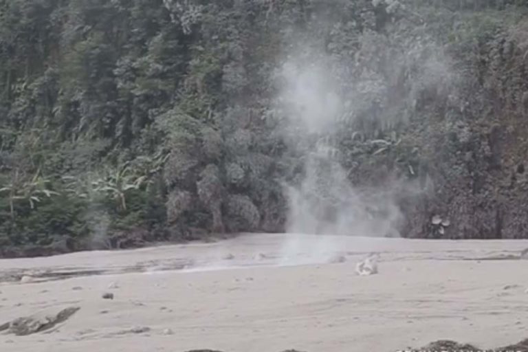 Kepulan lahar panas mengalir ke Sungai Besuk Koboan, Kabupaten Lumajang, Jawa Timur. Foto: Tangkapan layar Yputube Kabupaten Lumajang)