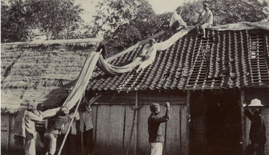 Perbaikan rumah melalui pengendalian hama di Malang. Foto: Syefri Luwis, penulis buku “Epidemi Penyakit Pes di Malang : 1911-1916” 