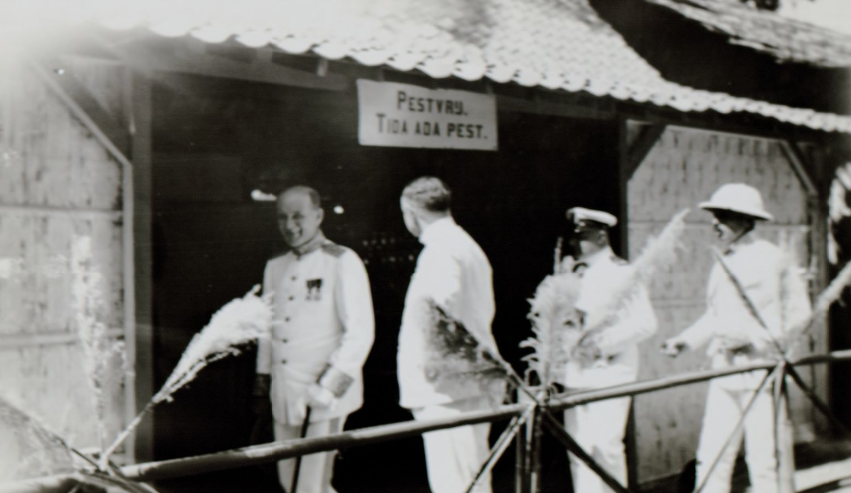 Gubernur Jenderal D. Fock (kiri) di pusat pengendalian hama di Pasar Malam di Klaten. Foto: dokumen Syefri Luwis, penulis buku “Epidemi Penyakit Pes di Malang : 1911-1916” 