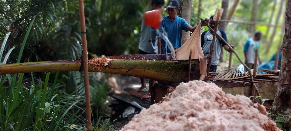 Proses membuat sa dengan cara tradisional. Foto: Mahmud Ichi/ Mongabay Indonesia