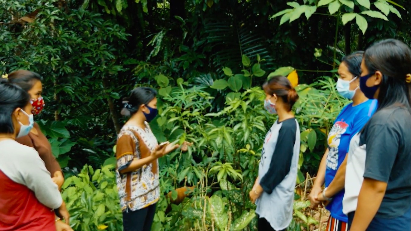 Mala, di kebun tanaman pewarna alami. Foto: Sceenshot video Yayasan Kehati