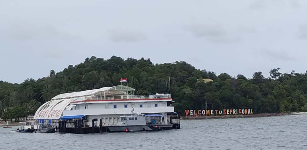 Obyek wisata di Pulau Pengalap, Kepulauan Riau, pakai surya sebagai sumber energi. Foto: Yogi Eka Sahputra /Mongabay Indonesia