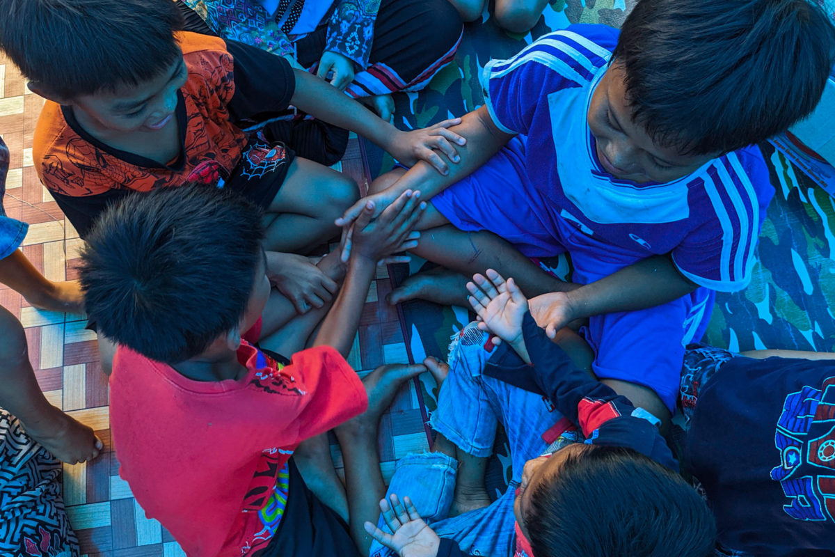 Anak-anak di tenda pengungsian gempa Sulbar. Foto: Agus Mawan/ Mongabay Indonesia