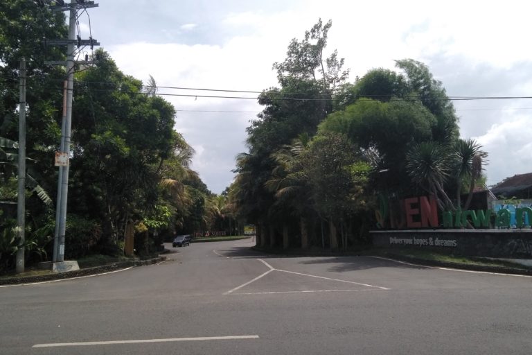 Pintu masuk perumahan mewah dan hotel, dibangun di atas Hutan kota bekas kampus Akademi Penyuluh Pertanian (APP) yang tersisa, selebihnya berubah menjadi perumahan mewah dan hotel. Foto: Eko Widianto/ Mongabay Indonesia