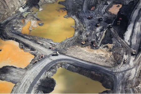 Pemandangan di atas udara dari tambang batubara PT Borneo Indobara di Kalimantan Selatan, bagian dari Kalimantan, Indonesia. Gambar oleh Daniel Beltran / Greenpeace.