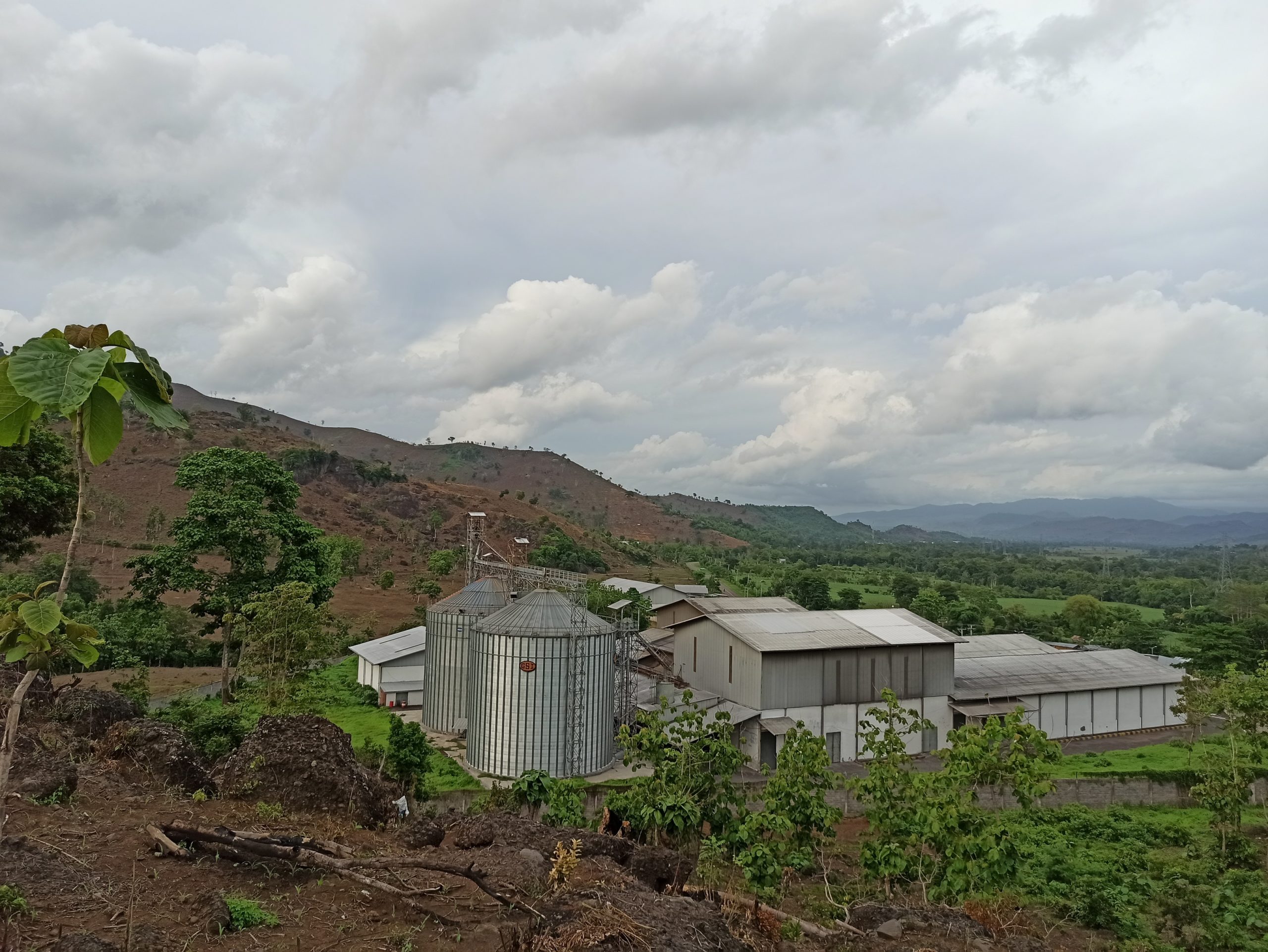 Keberadaan corn dryer (mesin pengering jagung) hingga ke desa-desa memudahkan petani, tapi di sisi lain juga tidak ada kontrol jagung yang diterima bukan dari dalam kawasan hutan. Foto: Fathul Rakhman/Mongabay Indonesia