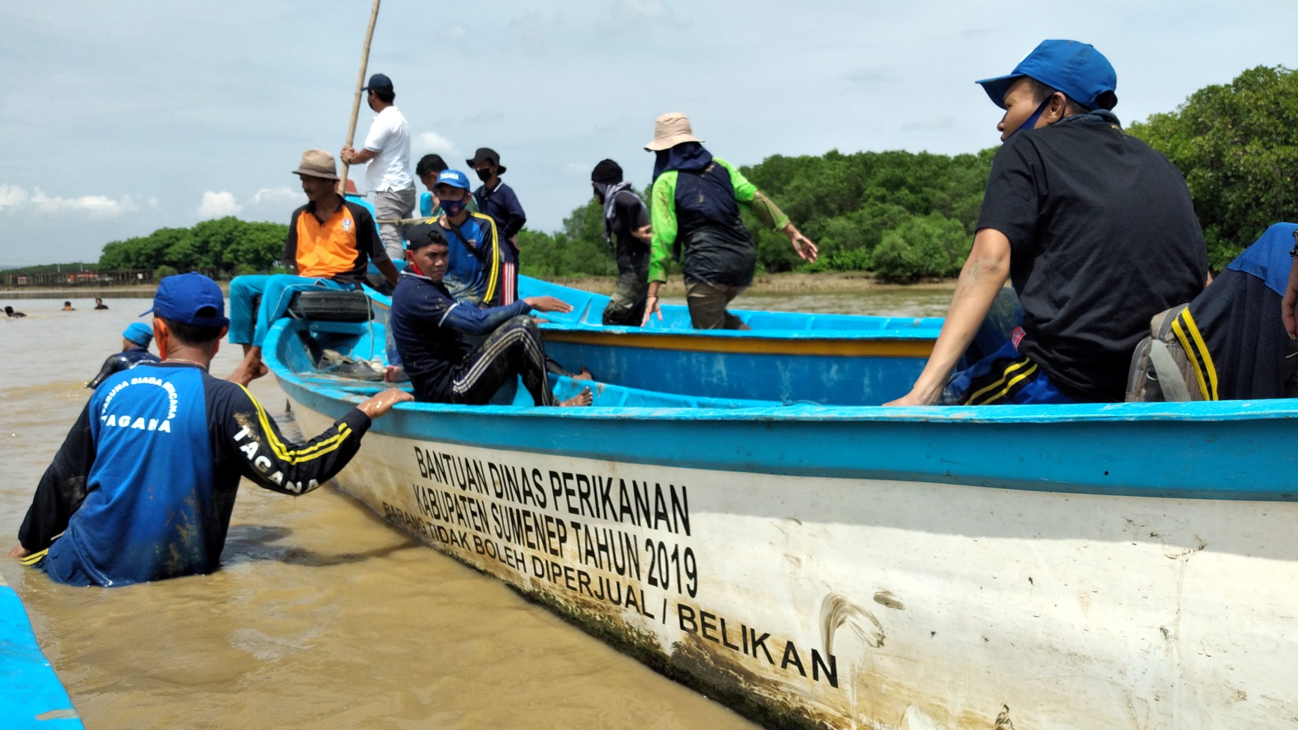 Menuju ke lokasi tanam mangrove menggunakan perahu. Foto: M Tamimi/ Mongabay Indonesia