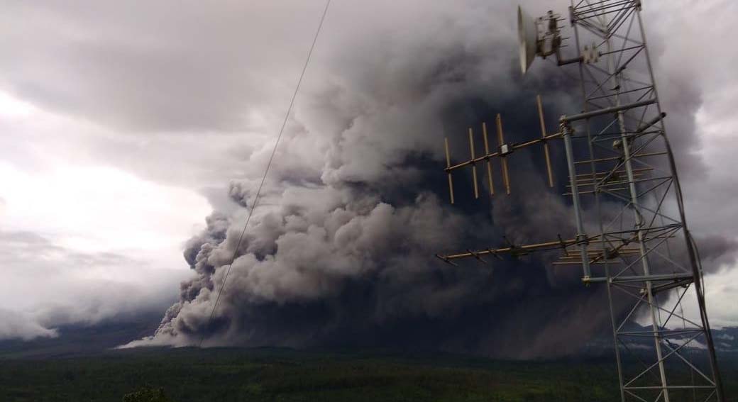 Guguran awan panas terpantau dari permukiman di kaki Gunung Semeru. Foto : Facebook Tariqul Haq).