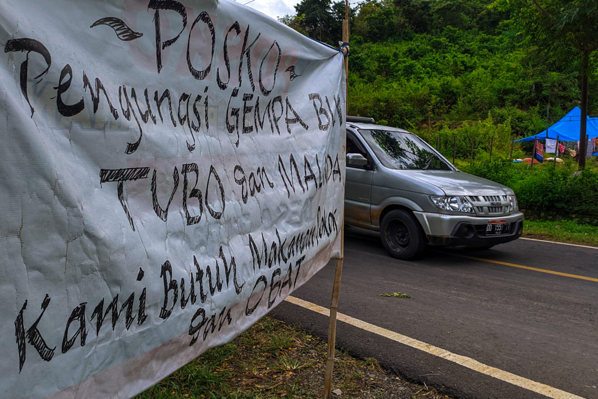 Spanduk warga pengungsian minta bantuan di Posko Tubo, Majene. Foto: Agus Mawan/ Mongabay Indonesia