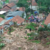 Tanah longsor di Sumedang, menyebabkan rumah-rumah tertimbun, belasan orang meninggal dunia, puluhan luka-luka dan sebagian korban masih tertimbun. Foto: BNPB
