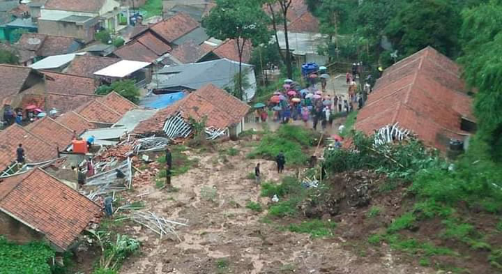 Tanah longsor di Sumedang, menyebabkan rumah-rumah tertimbun, belasan orang meninggal dunia, puluhan luka-luka dan sebagian korban masih tertimbun. Foto: BNPB