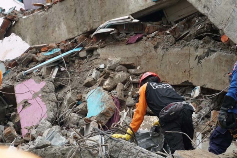 Bangunan runtuh di gempa Sulbar. Foto: BNPB